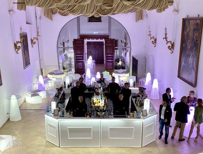 banco bar white moon